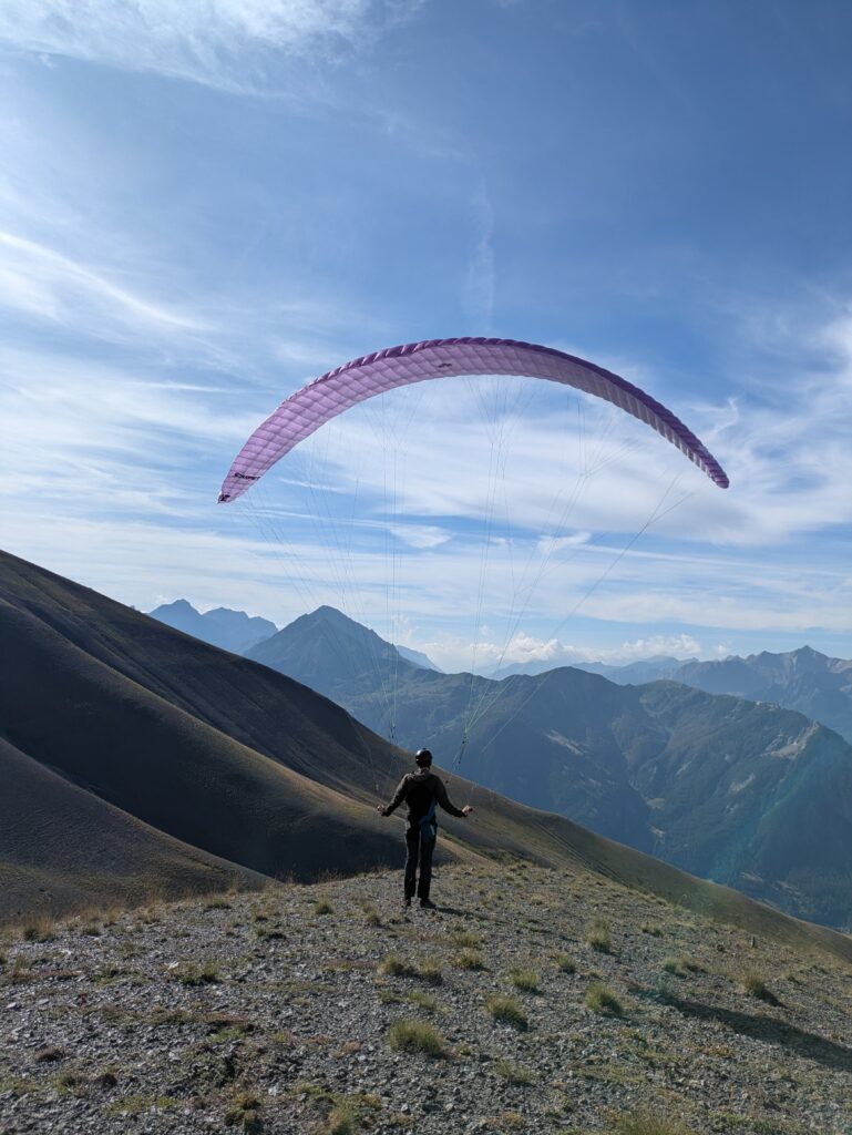 Simon groundhandling the Scraper | Paragliding is fun