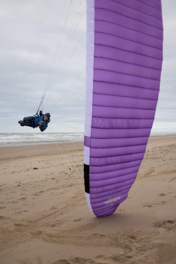Simon doing a wingtip touch with the Scraper 16 | Paragliding is fun